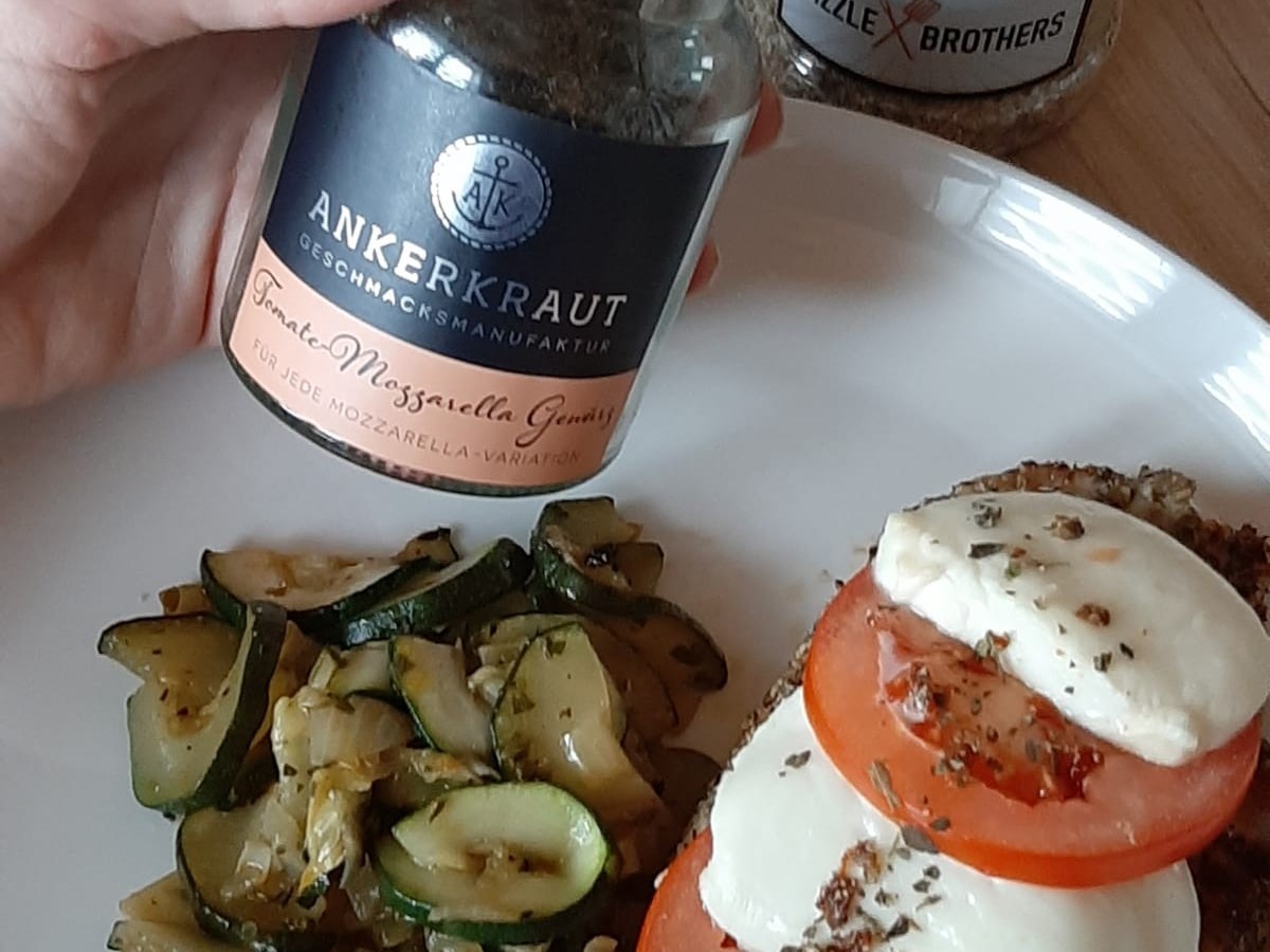 Tomaten-Mozarella-Hähnchenbrust mit Zucchini-Gemüse
