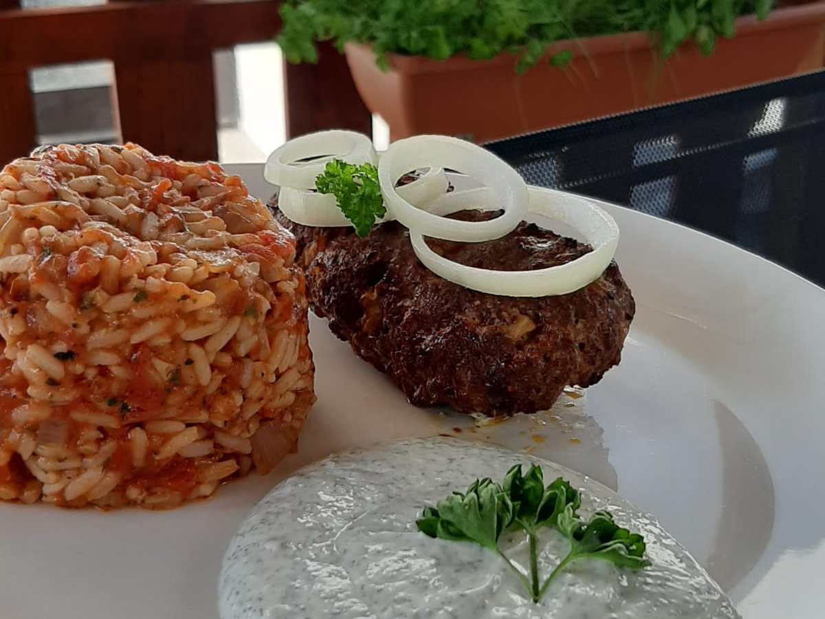 Bifteki vom Grill mit Tomatenreis und&nbsp;Tzatziki