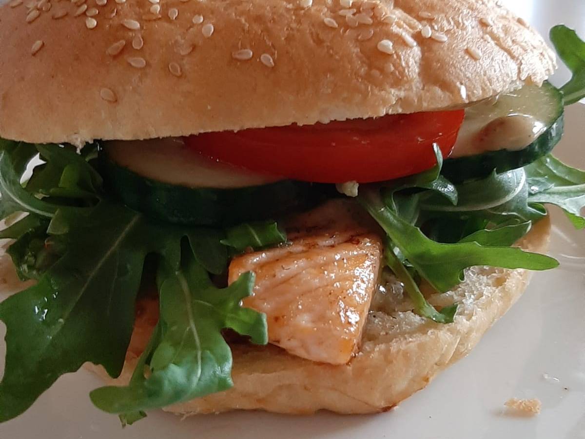 Lachsburger mit Honig-Senf-Soße