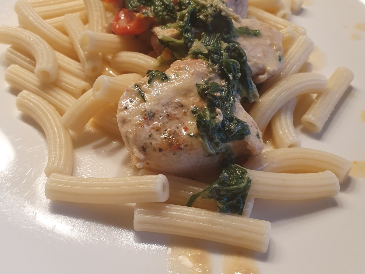 Pasta mit Hähnchenfilet in Tomaten-Sahnesoße