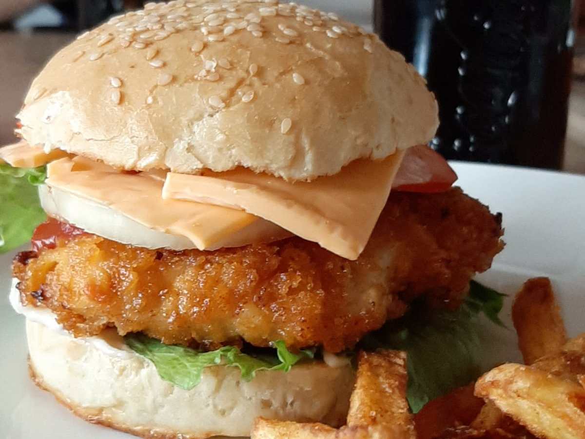 Chicken-Burger mit Cornflakes-Panade